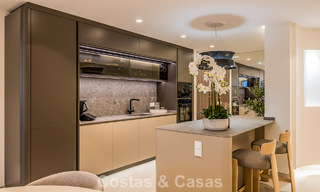 Luxe penthouse met zeezicht te koop in een gated strandcomplex op de New Golden Mile tussen Marbella en Estepona 785070 