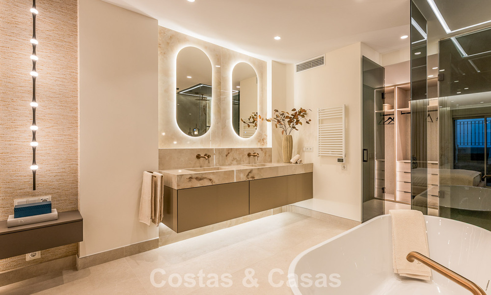 Luxe penthouse met zeezicht te koop in een gated strandcomplex op de New Golden Mile tussen Marbella en Estepona 785071