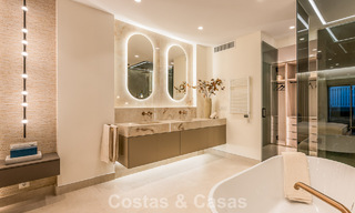 Luxe penthouse met zeezicht te koop in een gated strandcomplex op de New Golden Mile tussen Marbella en Estepona 785071 