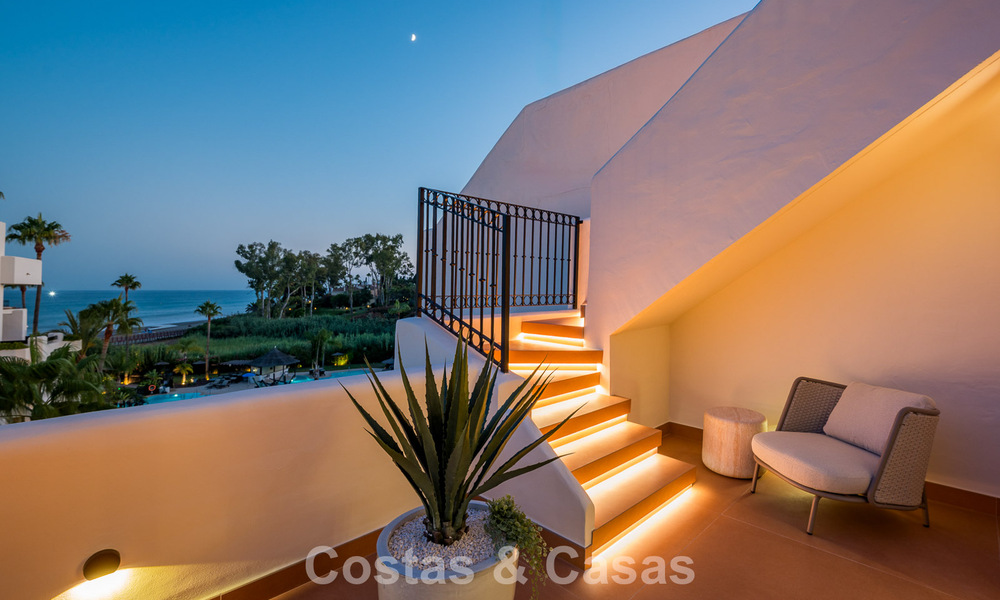 Luxe penthouse met zeezicht te koop in een gated strandcomplex op de New Golden Mile tussen Marbella en Estepona 785073