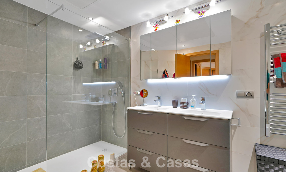 Instapklaar, 3-slaapkamer appartement te koop met zicht op de tuin en de zee in Los Flamingos Golf Resort in Marbella - Benahavis 785076
