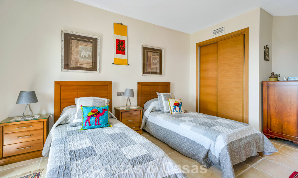Instapklaar, 3-slaapkamer appartement te koop met zicht op de tuin en de zee in Los Flamingos Golf Resort in Marbella - Benahavis 785079