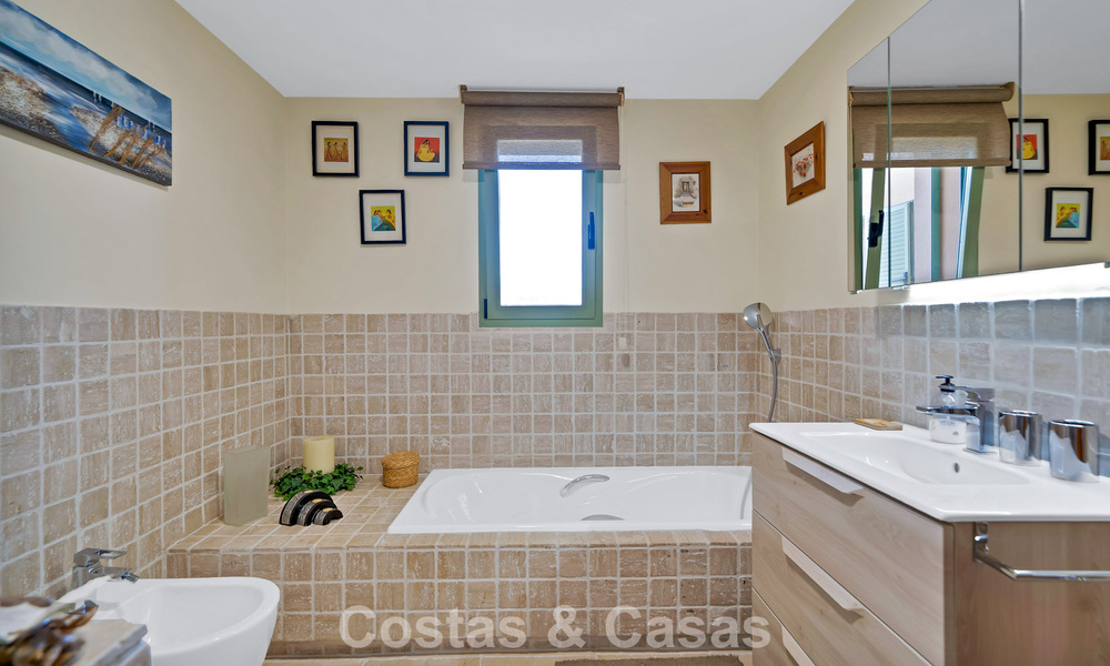 Instapklaar, 3-slaapkamer appartement te koop met zicht op de tuin en de zee in Los Flamingos Golf Resort in Marbella - Benahavis 785082