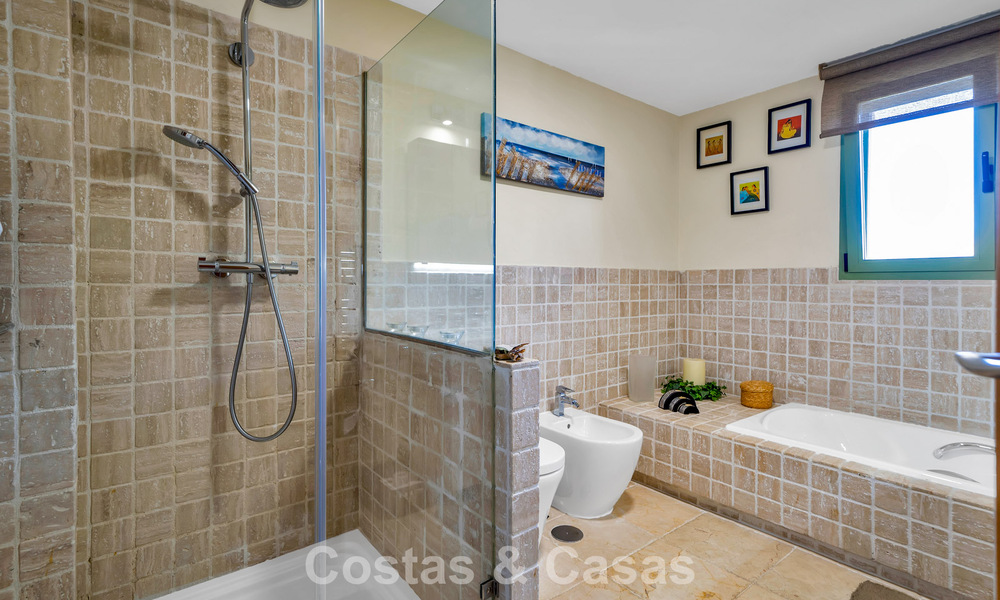 Instapklaar, 3-slaapkamer appartement te koop met zicht op de tuin en de zee in Los Flamingos Golf Resort in Marbella - Benahavis 785083