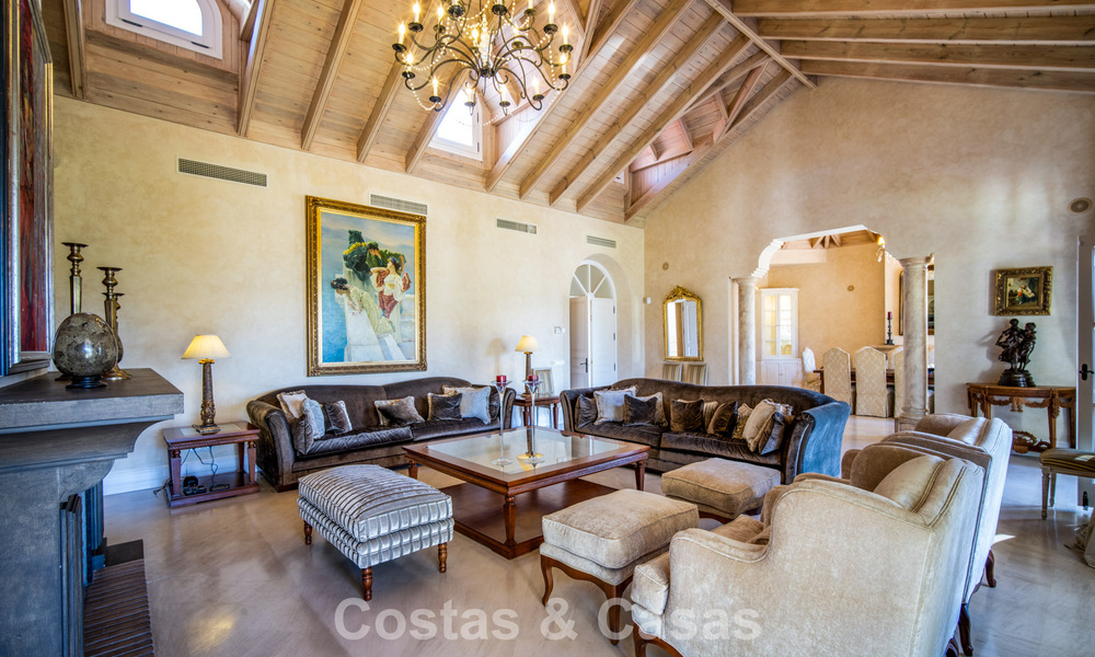 Prachtige, mediterrane luxevilla te koop in een afgeschermde urbanisatie op de Golden Mile van Marbella 785117