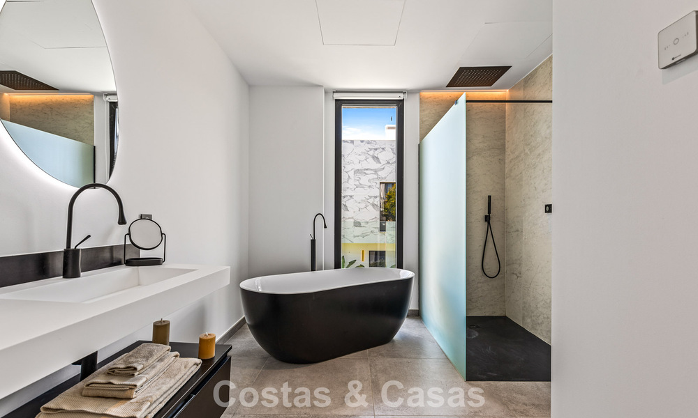 Instapklare, contemporaine luxevilla te koop aan de golfbaan op de New Golden Mile, Marbella - Estepona 785134