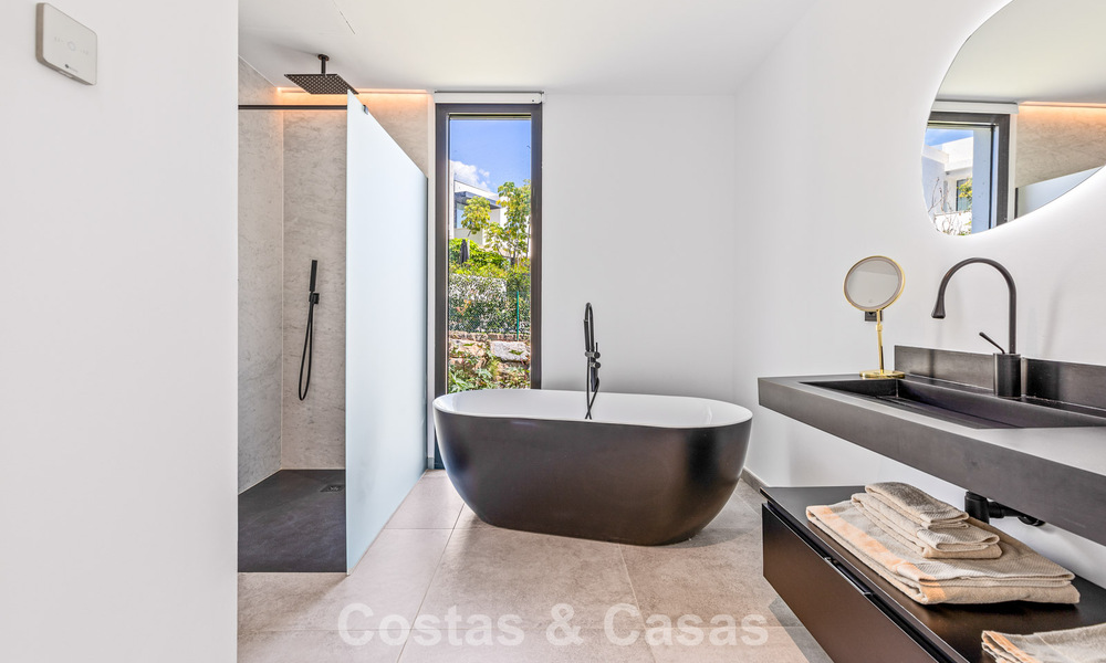 Instapklare, contemporaine luxevilla te koop aan de golfbaan op de New Golden Mile, Marbella - Estepona 785143