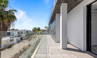 Instapklare, contemporaine luxevilla te koop aan de golfbaan op de New Golden Mile, Marbella - Estepona 785148 