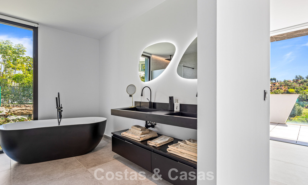 Instapklare, contemporaine luxevilla te koop aan de golfbaan op de New Golden Mile, Marbella - Estepona 785149