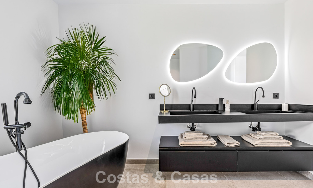 Instapklare, contemporaine luxevilla te koop aan de golfbaan op de New Golden Mile, Marbella - Estepona 785151