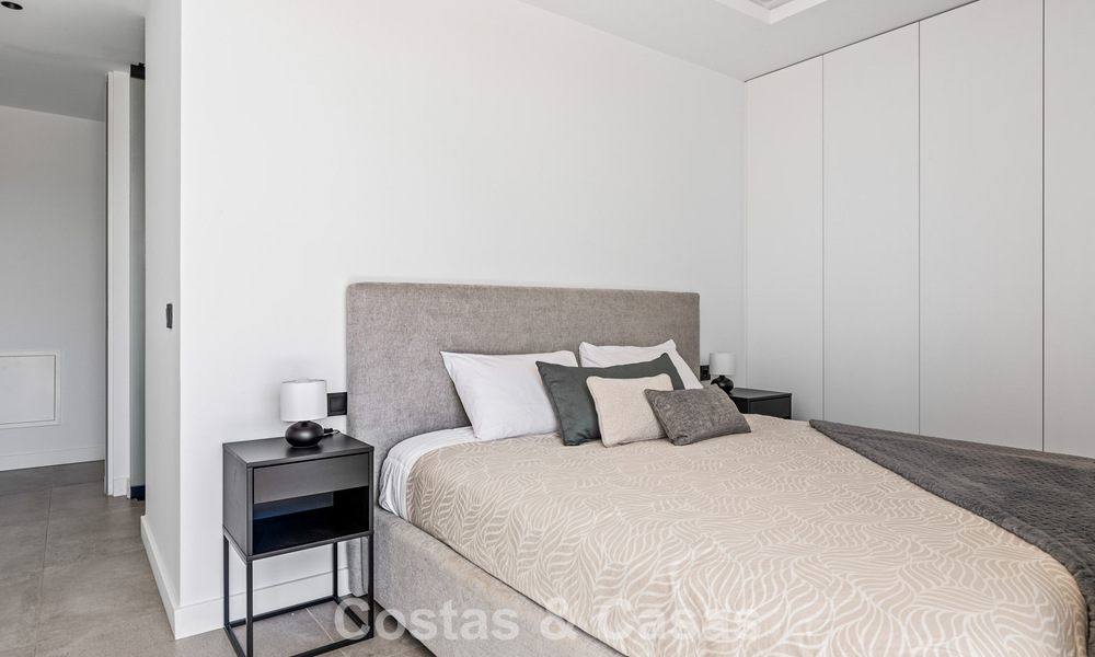 Instapklare, contemporaine luxevilla te koop aan de golfbaan op de New Golden Mile, Marbella - Estepona 785156