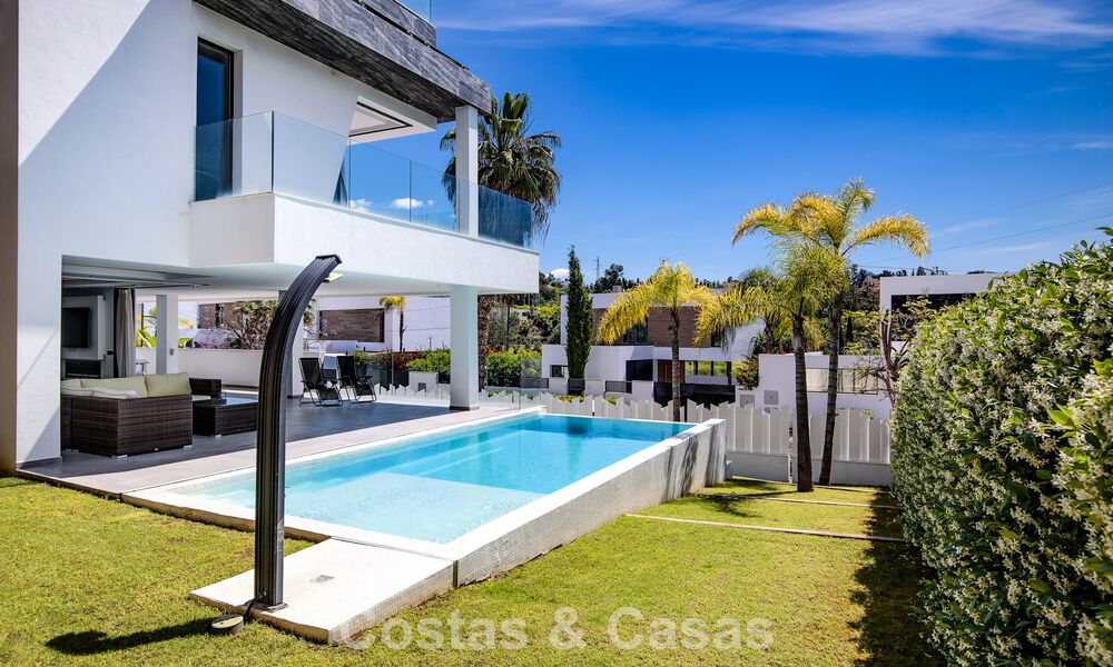 Instapklare, contemporaine luxevilla te koop aan de golfbaan op de New Golden Mile, Marbella - Estepona 785166