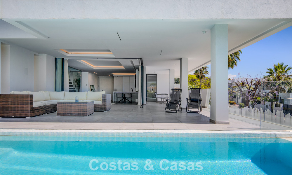 Instapklare, contemporaine luxevilla te koop aan de golfbaan op de New Golden Mile, Marbella - Estepona 785169