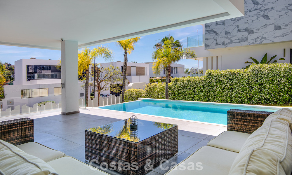 Instapklare, contemporaine luxevilla te koop aan de golfbaan op de New Golden Mile, Marbella - Estepona 785170