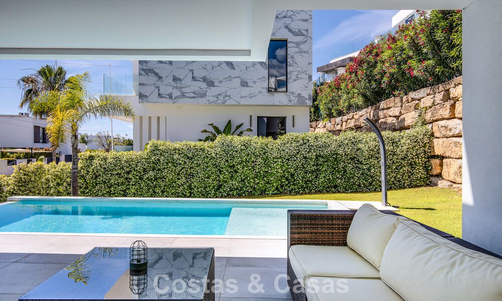Instapklare, contemporaine luxevilla te koop aan de golfbaan op de New Golden Mile, Marbella - Estepona 785171