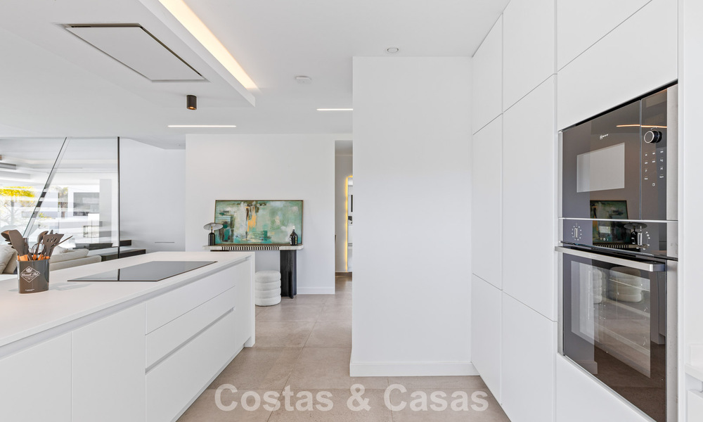 Instapklare, contemporaine luxevilla te koop aan de golfbaan op de New Golden Mile, Marbella - Estepona 785175