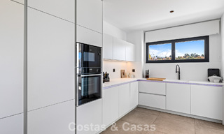 Instapklare, contemporaine luxevilla te koop aan de golfbaan op de New Golden Mile, Marbella - Estepona 785176 