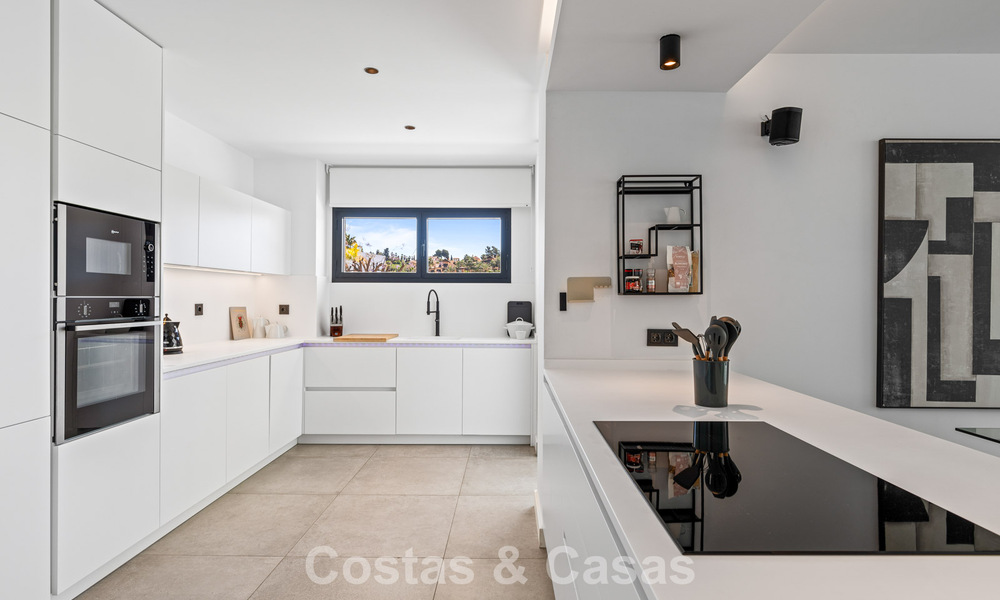 Instapklare, contemporaine luxevilla te koop aan de golfbaan op de New Golden Mile, Marbella - Estepona 785177