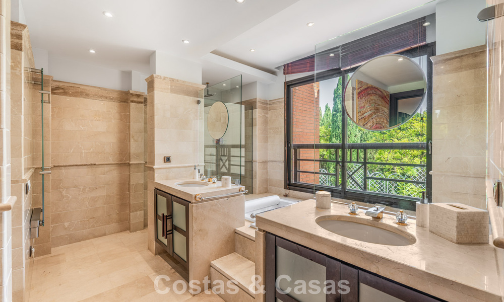 Ruim 3-slaapkamer appartement te koop in een high-end strandcomplex in Puerto Banus, Marbella 785196