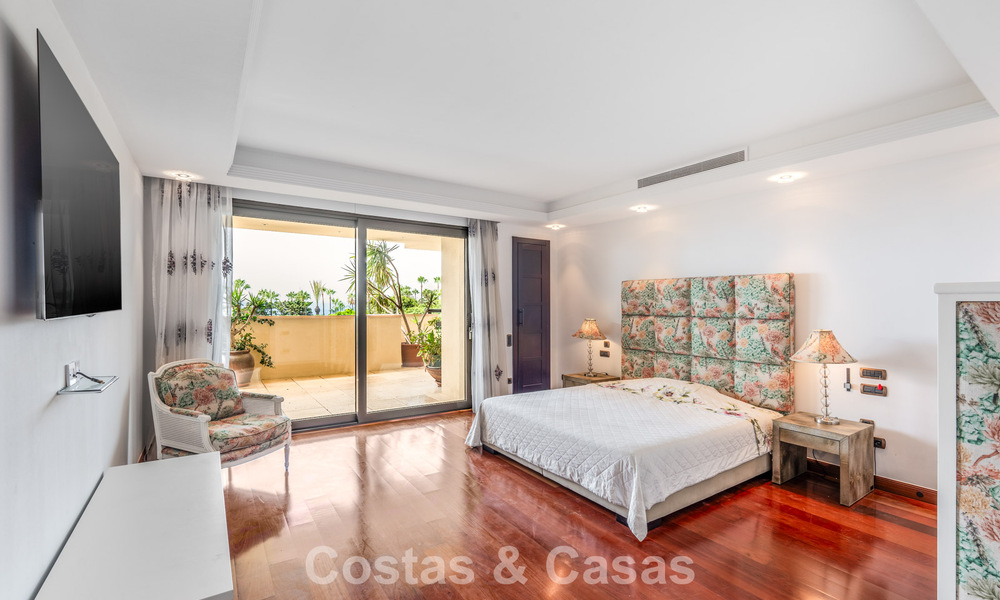 Ruim 3-slaapkamer appartement te koop in een high-end strandcomplex in Puerto Banus, Marbella 785198