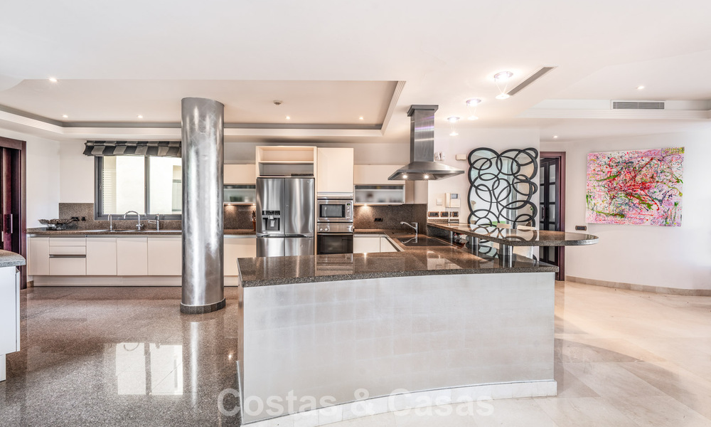 Ruim 3-slaapkamer appartement te koop in een high-end strandcomplex in Puerto Banus, Marbella 785200