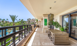 Ruim 3-slaapkamer appartement te koop in een high-end strandcomplex in Puerto Banus, Marbella 785201 