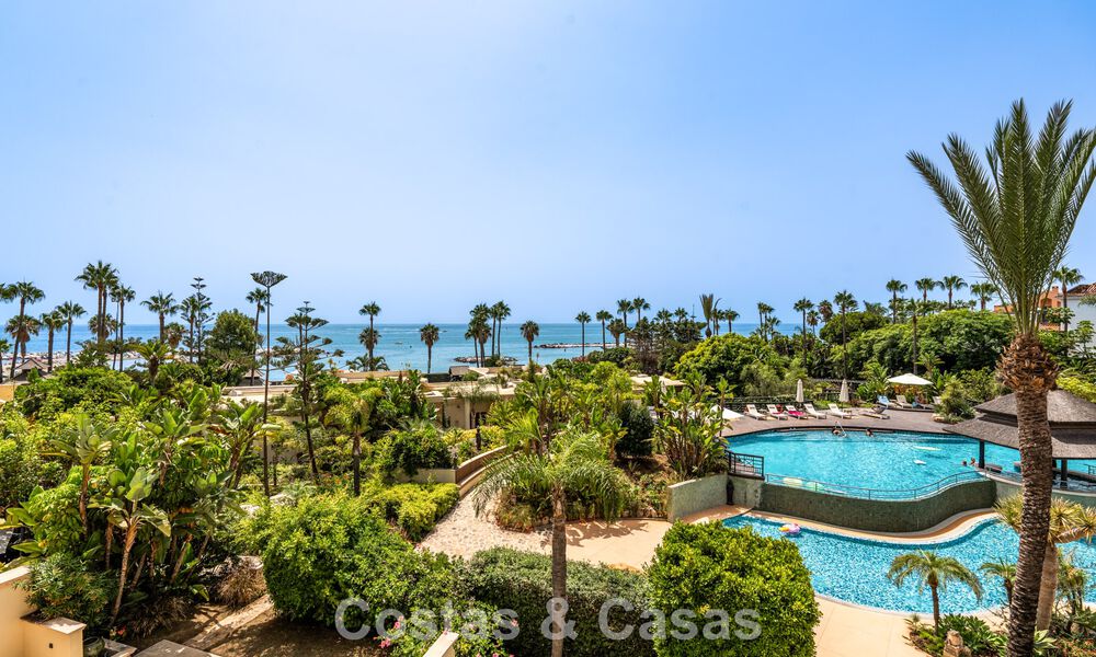 Ruim 3-slaapkamer appartement te koop in een high-end strandcomplex in Puerto Banus, Marbella 785202