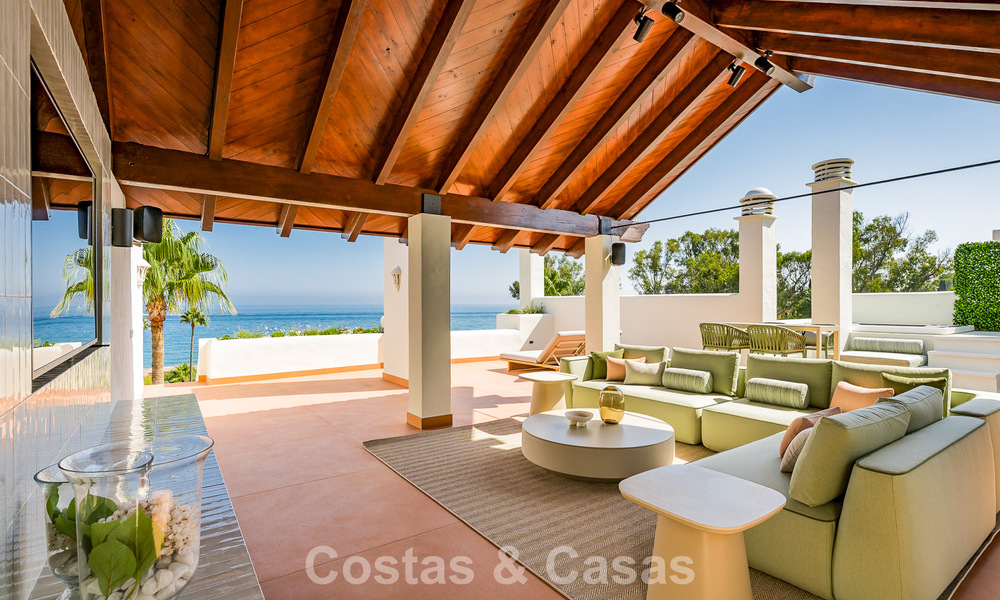 Gerenoveerd penthouse met zeezicht te koop aan het strand op de New Golden Mile tussen Marbella en Estepona 785272