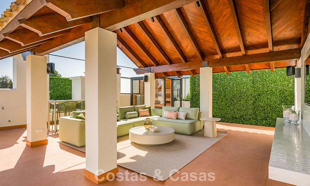 Gerenoveerd penthouse met zeezicht te koop aan het strand op de New Golden Mile tussen Marbella en Estepona 785273