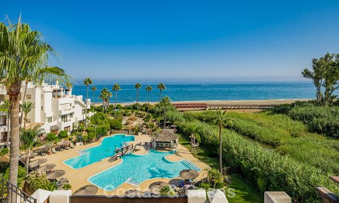 Gerenoveerd penthouse met zeezicht te koop aan het strand op de New Golden Mile tussen Marbella en Estepona 785274