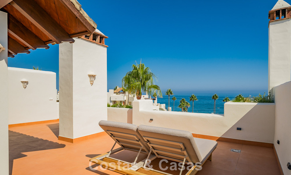 Gerenoveerd penthouse met zeezicht te koop aan het strand op de New Golden Mile tussen Marbella en Estepona 785275