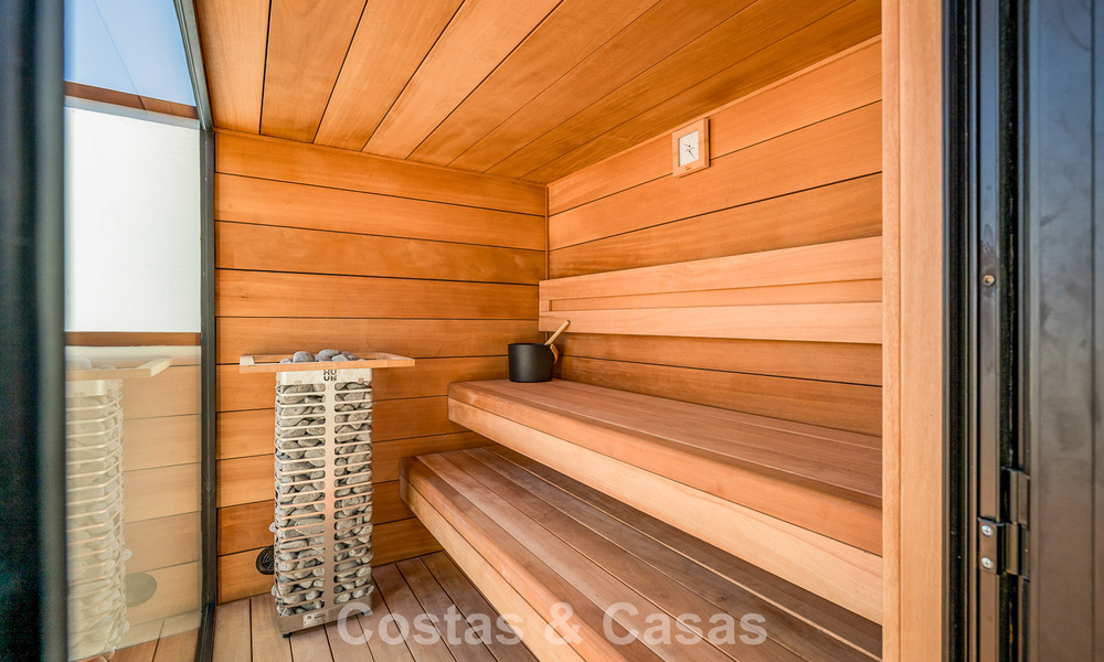 Gerenoveerd penthouse met zeezicht te koop aan het strand op de New Golden Mile tussen Marbella en Estepona 785276