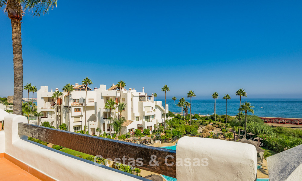 Gerenoveerd penthouse met zeezicht te koop aan het strand op de New Golden Mile tussen Marbella en Estepona 785294