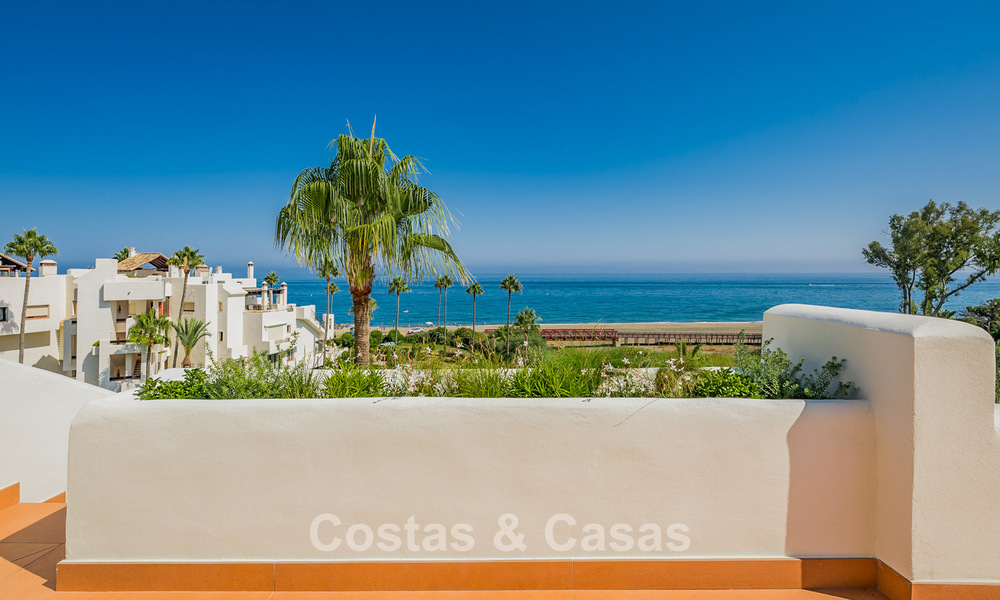 Gerenoveerd penthouse met zeezicht te koop aan het strand op de New Golden Mile tussen Marbella en Estepona 785296