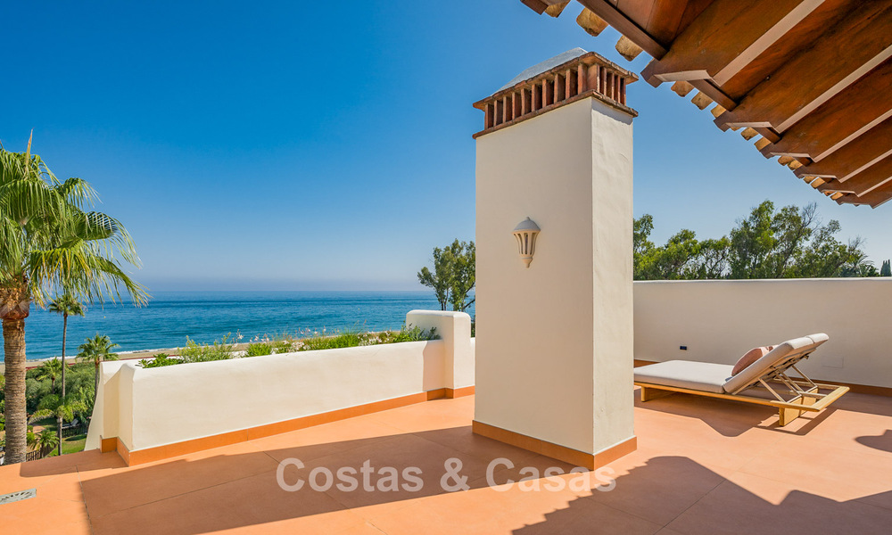 Gerenoveerd penthouse met zeezicht te koop aan het strand op de New Golden Mile tussen Marbella en Estepona 785297