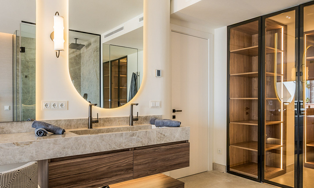 Gerenoveerd penthouse met zeezicht te koop aan het strand op de New Golden Mile tussen Marbella en Estepona 785308