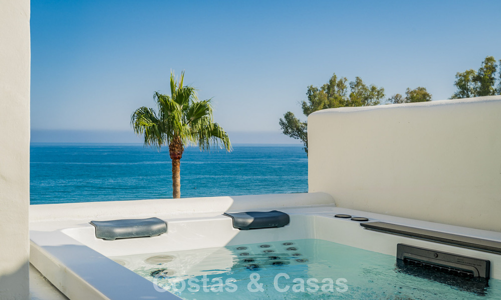Gerenoveerd penthouse met zeezicht te koop aan het strand op de New Golden Mile tussen Marbella en Estepona 785318