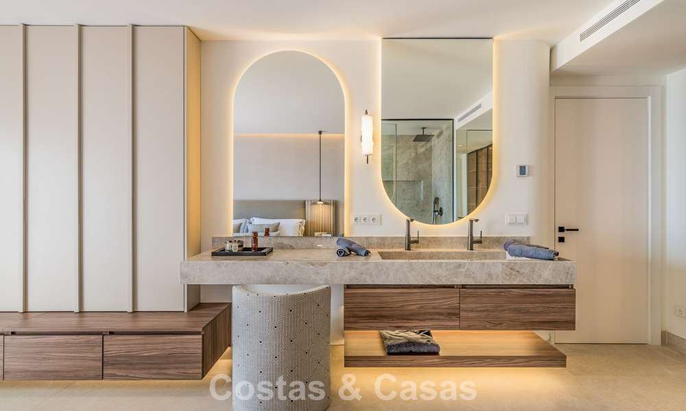 Gerenoveerd penthouse met zeezicht te koop aan het strand op de New Golden Mile tussen Marbella en Estepona 785321
