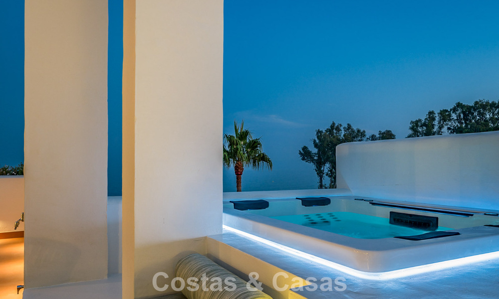 Gerenoveerd penthouse met zeezicht te koop aan het strand op de New Golden Mile tussen Marbella en Estepona 785323