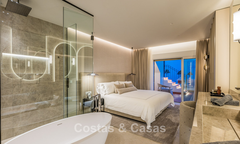 Gerenoveerd penthouse met zeezicht te koop aan het strand op de New Golden Mile tussen Marbella en Estepona 785325