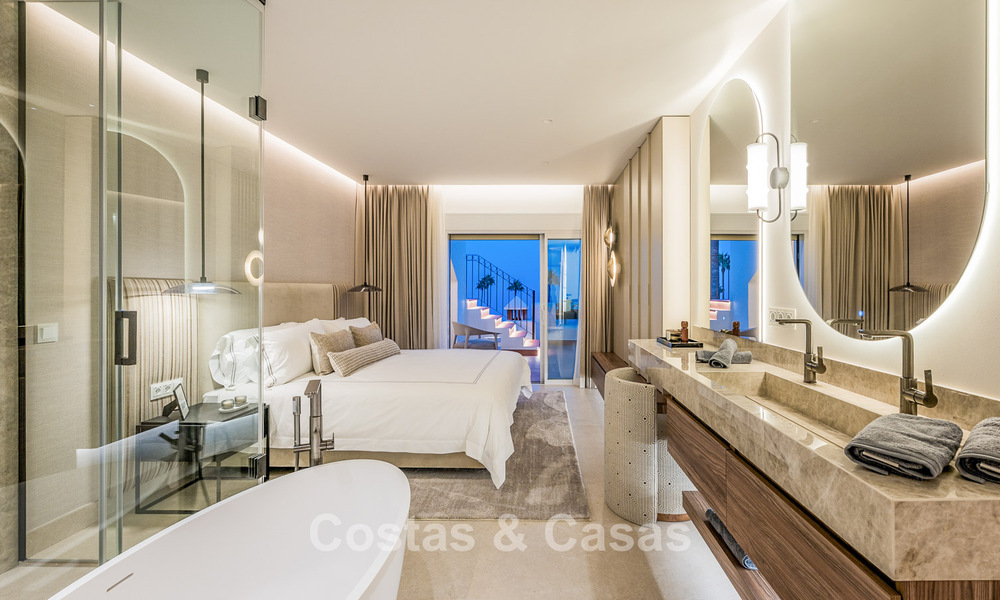 Gerenoveerd penthouse met zeezicht te koop aan het strand op de New Golden Mile tussen Marbella en Estepona 785326
