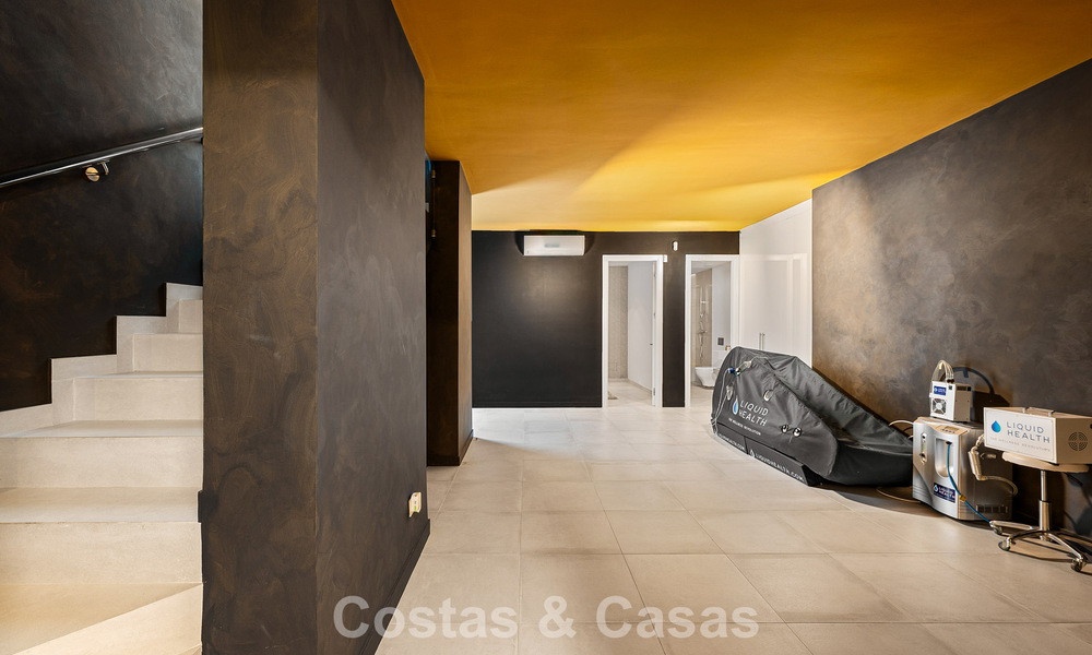 Modernistische villa te koop in een private community omgeven door groen, op de New Golden Mile tussen Marbella en Estepona 785387