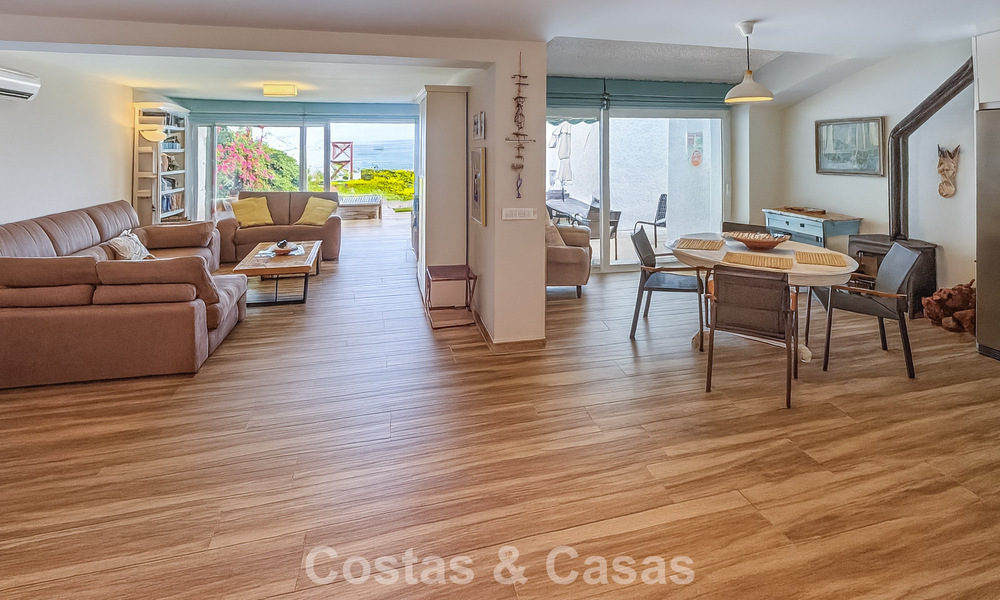 Ruime, instapklare woning met zeezicht te koop, grenzend aan het strand, nabij Estepona stad 785474