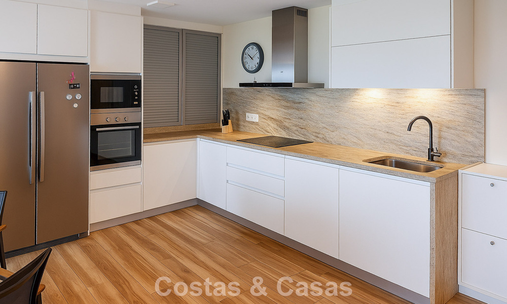 Ruime, instapklare woning met zeezicht te koop, grenzend aan het strand, nabij Estepona stad 785481