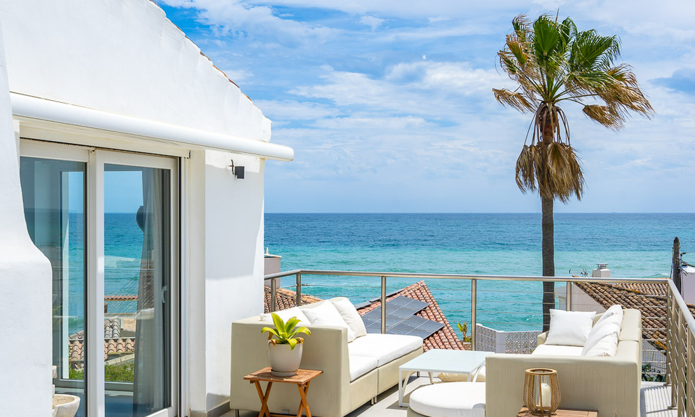 Charmante woningen te koop in een eerstelijns strandurbanisatie nabij Estepona stad 808307
