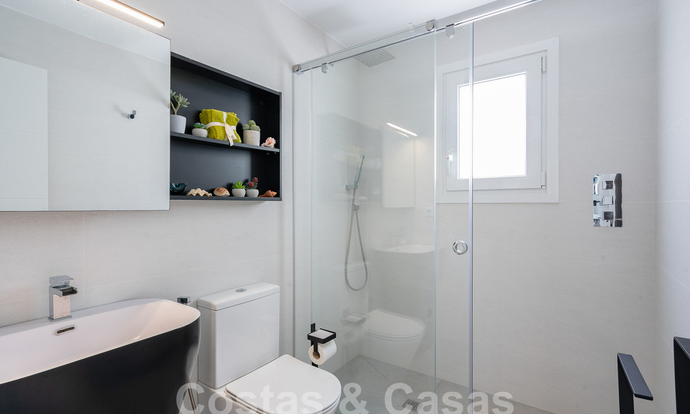 Charmante woningen te koop in een eerstelijns strandurbanisatie nabij Estepona stad 808331