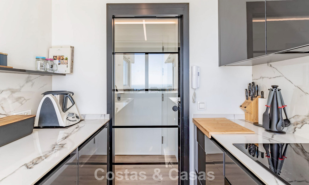 Eigentijds gerenoveerd 3-slaapkamer appartement met open zeezicht te koop aan de oostkant van Marbella centrum 785520