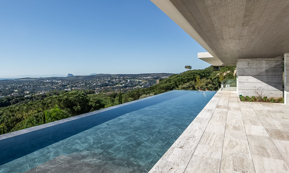 Nieuwe, high-end luxevilla te koop met zeezicht in een gated en permanent bewaakte villawijk van Sotogrande, Costa del Sol 785670