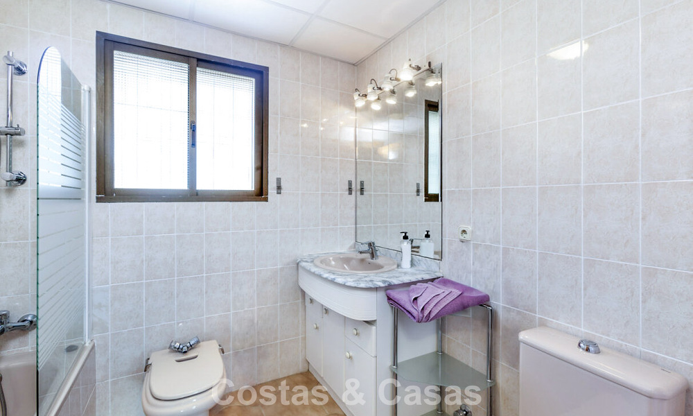 Prachtige, 6-slaapkamer villa te koop, direct aan de Los Naranjos Golf Club in Nueva Andalucia, Marbella 785730