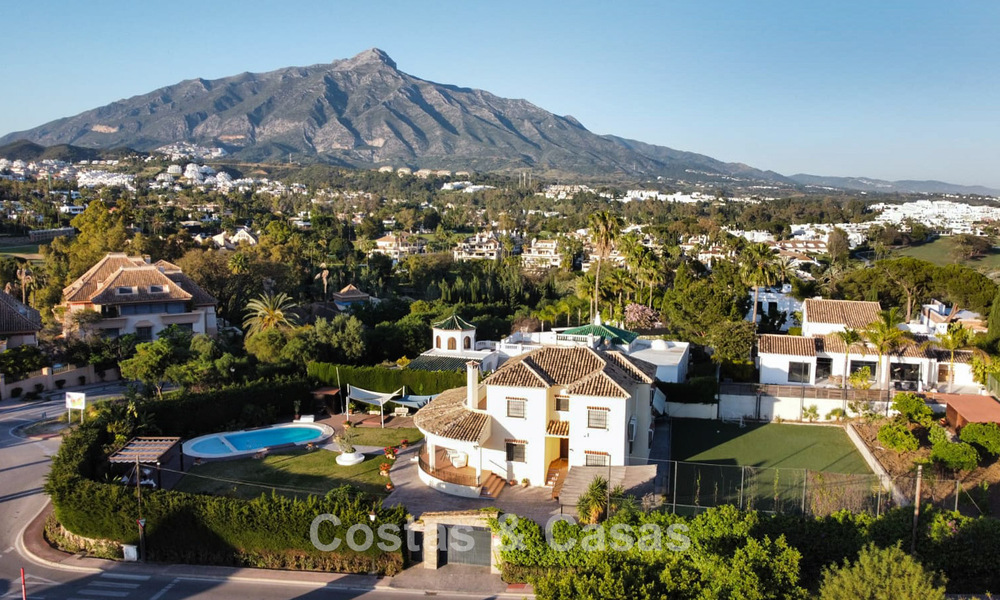 Prachtige, 6-slaapkamer villa te koop, direct aan de Los Naranjos Golf Club in Nueva Andalucia, Marbella 785734
